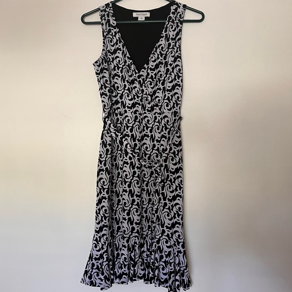White House sleeveless knee length v neck black and white wrap shift dress
